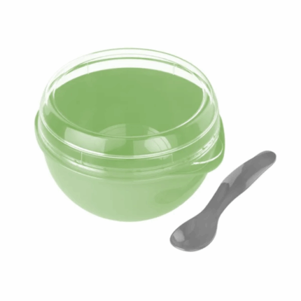 groene snackbakje met transparant deksel en grijze lepel van 500 ml op witte achtergrond