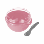 Roze snackbakje met transparant deksel en grijze lepel van 500 ml op witte achtergrond