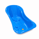 blauw kunststof babybadje voor baby’s op witte achtergrond