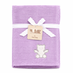 Zachte HL Baby fleece deken van 76×101.5 cm met geribbelde structuur en teddybeer-detail. Ideaal voor baby’s en verkrijgbaar in diverse kleuren.