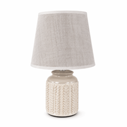 Keramische schemerlamp met stijlvolle voet en warme sfeerverlichting op witte achtergrond.