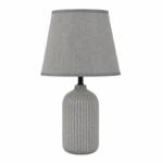 Keramische schemerlamp met stijlvolle voet en warme sfeerverlichting op witte achtergrond.