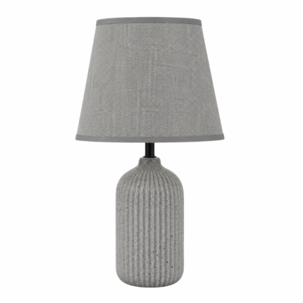 Keramische schemerlamp met stijlvolle voet en warme sfeerverlichting op witte achtergrond.