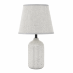 Keramische schemerlamp met stijlvolle voet en warme sfeerverlichting op witte achtergrond.