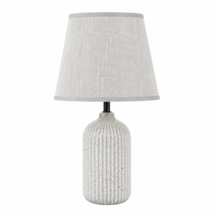 Keramische schemerlamp met stijlvolle voet en warme sfeerverlichting op witte achtergrond.