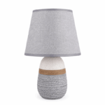 Keramische schemerlamp met stijlvolle voet en warme sfeerverlichting op witte achtergrond.