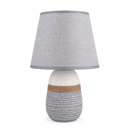Keramische schemerlamp met stijlvolle voet en warme sfeerverlichting op witte achtergrond.