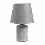Keramische schemerlamp met stijlvolle voet en warme sfeerverlichting op witte achtergrond.
