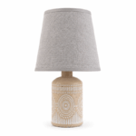 Keramische schemerlamp met stijlvolle voet en warme sfeerverlichting op witte achtergrond.