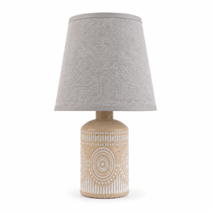Keramische schemerlamp met stijlvolle voet en warme sfeerverlichting op witte achtergrond.