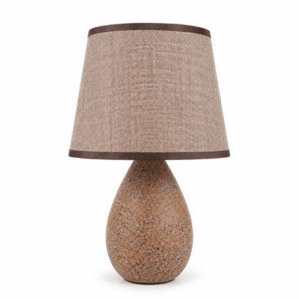 Keramische schemerlamp met stijlvolle voet en warme sfeerverlichting op witte achtergrond.