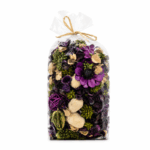 Potpourri mix met paarse bloemen en botanische decoratie in transparante verpakking op witte achtergrond