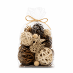 Potpourri mix met rotan ballen en dennenappels in transparante verpakking op witte achtergrond