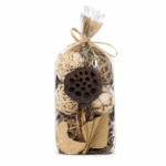 Potpourri mix met natuurlijke botanische decoratie in transparante verpakking op witte achtergrond